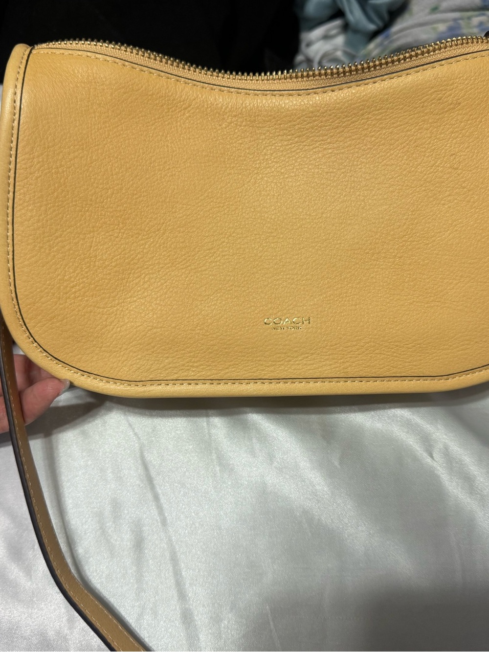 Coach Pale Yellow Leather Shoulder Bag with Gold Hardware - Picture 4 of 7